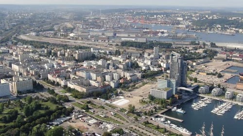 Vue aérienne du terminal à conteneurs et du port de Gdynia, Pologne, Europe