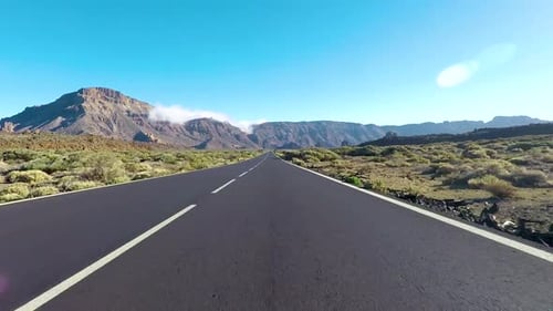Longue route asphaltée, vue du sol et concept de voyage