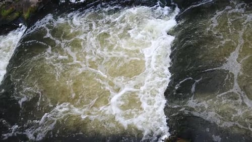 Jet d'eau qui coule dans la rivière