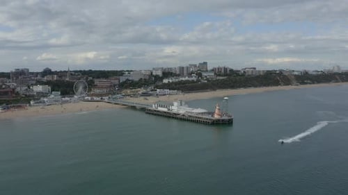 Zumbido bajo ancho disparado hacia el muelle de Bournemouth