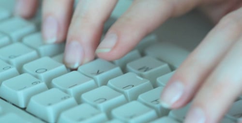 Manos femeninas escribiendo