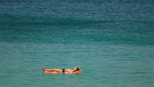 Bains de soleil dans l'océan