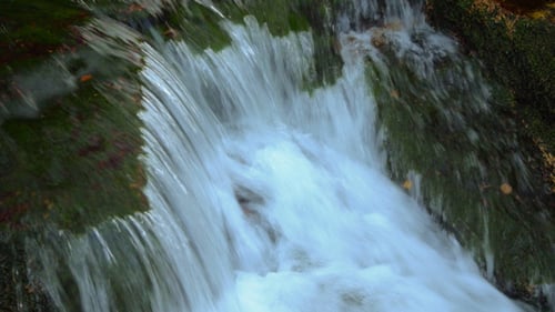 Wasserfall und Felsen