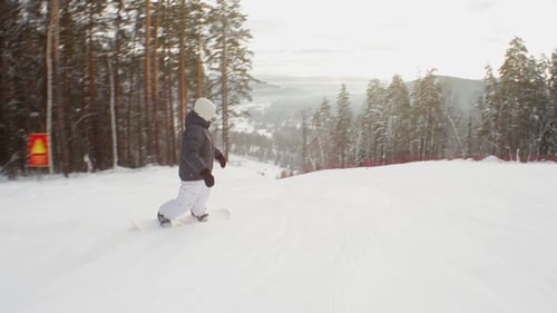 Snowboarder den Hügel hinunter