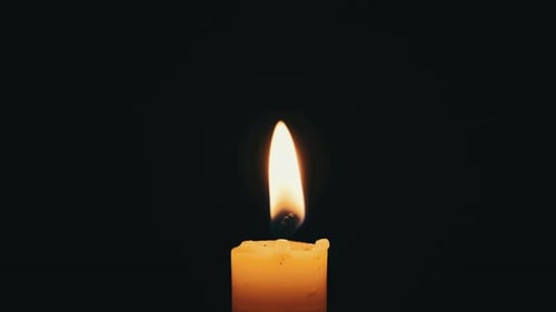 Kerzenflamme auf schwarzem Hintergrund Closeup