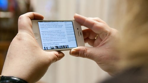 Les mains d'une femme fonctionnent avec un téléphone portable
