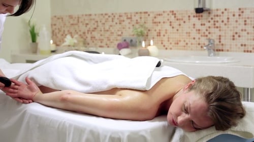Frau genießt Steintherapie