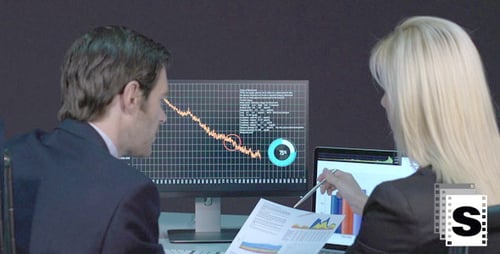 Geschäftspaar analysiert niedrige Umsätze