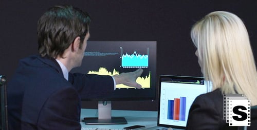 Geschäftspaare analysieren Grafiken