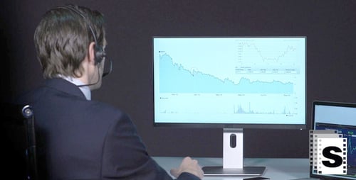 Geschäftsmann analysiert Aktien