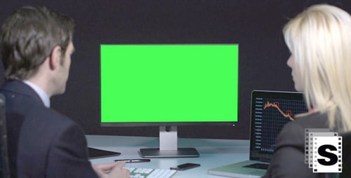 Geschäftspaar blickt auf Greenscreen
