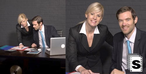 Geschäftspaar arbeitet