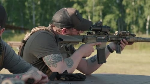 Militärmann zielt mit Gewehr
