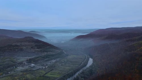 Schöner Morgen durch Nebel Wald Berg Herbst Tal Landschaft Karpaten Ukraine