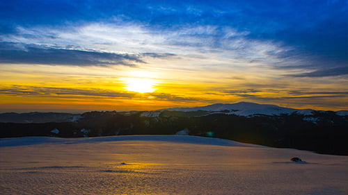 Puesta de sol en las montañas de invierno