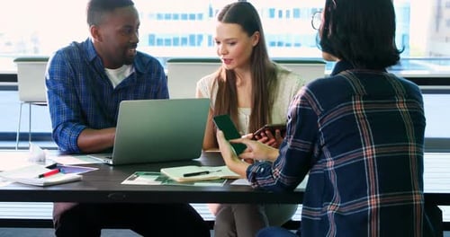 Collègues de travail travaillant ensemble 4k