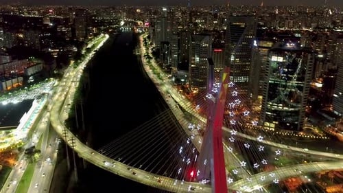Paisagem urbana noturna no centro de São Paulo. Paisagem noturna da cidade do centro urbano.