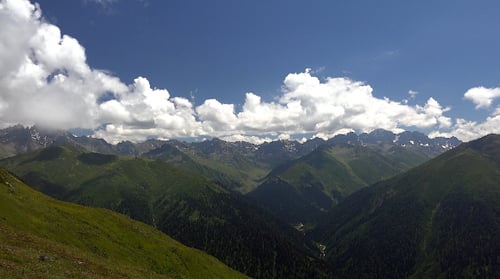 Grüne Täler und Berglandschaft