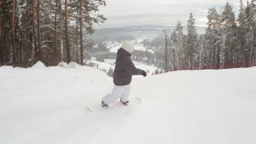 Snowboarder den Hügel hinunter