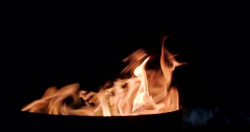 Flammen des Feuers in Zeitlupe auf dunklem Hintergrund