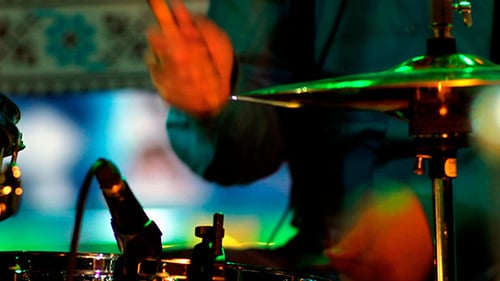 El baterista juega