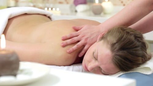 Frau genießt Steintherapie
