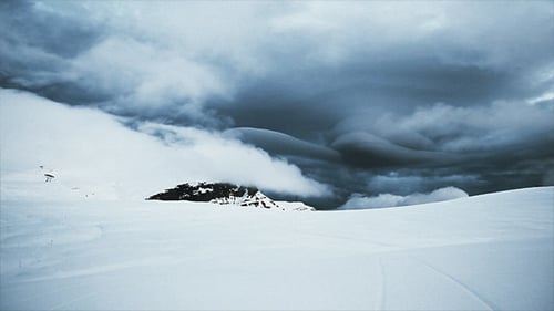 Tempête de neige hivernale dans les montagnes