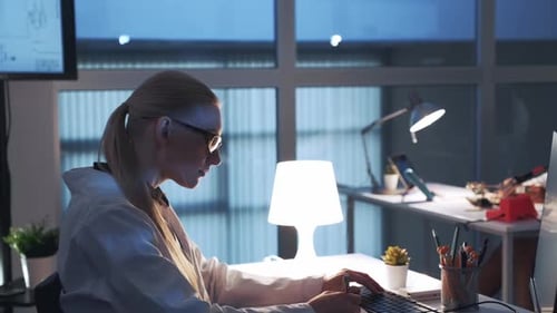 Seitenansicht eines professionellen Elektronikspezialisten, der im modernen Labor am Computer arbeitet