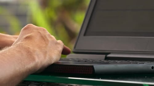 Hombre ingresa código crea un sitio web haciendo clic en una computadora