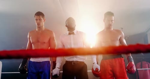 Un boxeur tient la main du vainqueur après avoir annoncé