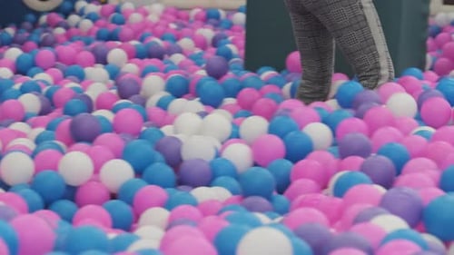 Beaucoup de balles multicolores dans la piscine du centre de divertissement pour enfants.