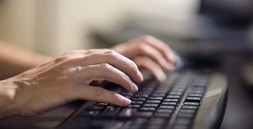 Frauenhände bei der Arbeit am Computer