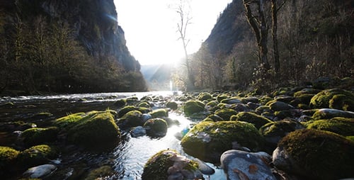 Gebirgsfluss in Schlucht 2