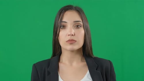 Schönes Porträt einer Geschäftsfrau mit Blick auf die Kamera Greenscreen-Hintergrund