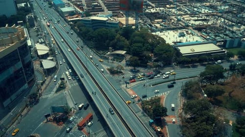 Verkehrsreiche Autobahnkreuzung im Stadtzentrum von Metropolis