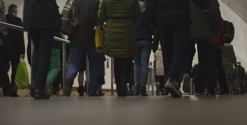 Menschen gehen in einer großen Stadt