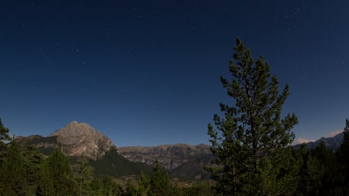 Nachtgebirgskette bei Vollmond 2