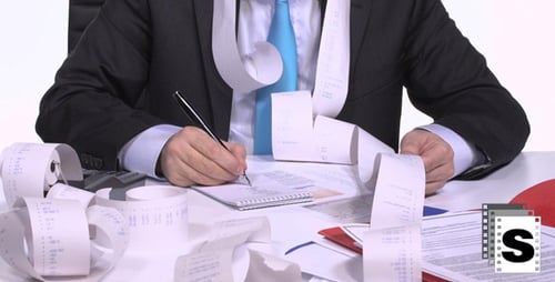 Geschäftsmann berechnet Finanzen