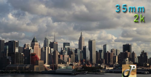 Skyline de la ciudad de Nueva York en un día nublado
