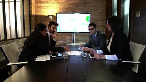 Equipe de negócios expondo ideias