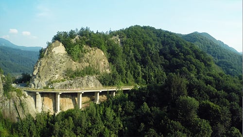 Puente sobre las montañas