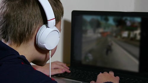 Junge spielt Videospiele