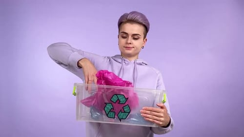 Persona segura de la generación Z tirando plástico al contenedor de reciclaje
