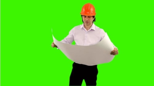 Bauinspektor in Hardhat sieht zeichnend aus