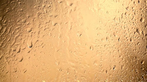 Wassertropfen spritzen auf Glas 321