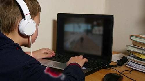 Junge spielt Videospiele