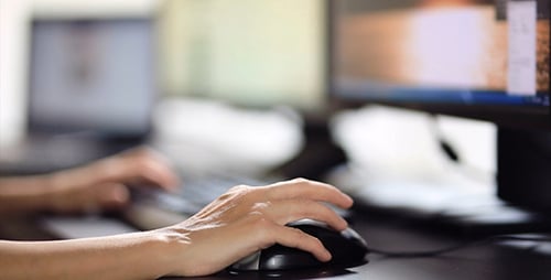 Frau arbeitet an einem Computer 6