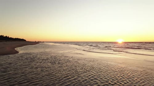 Luftflug: Menschen genießen malerischen Sonnenuntergang an der Ostsee
