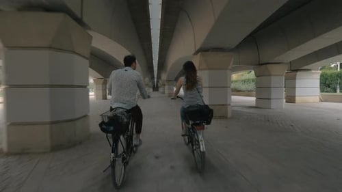 Pedaleando bajo un puente