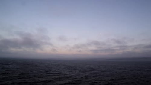 Blick auf Meer und Wolken in der Abenddämmerung vom Boot